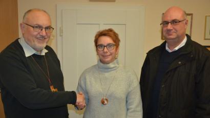 Bild: jr
Carmen Zottmeier ist die neue Pflegedienstleiterin der Ambulanten Krankenpflege in Mitterteich. Kirchenpfleger Wolfgang Hecht (rechts) und Stadtpfarrer Anton Witt wünschten einen guten Start. Frau Zottmeier ist Chefin von 16 Mitarbeiterinnen, betreut werden rund hundert Patienten.