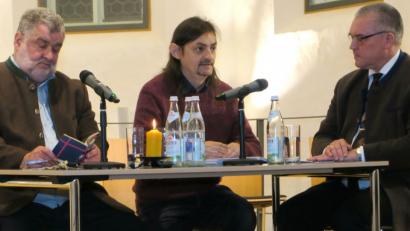 Bild: Hirsch
Armin Schärtl, Kurt F. Stangl und Richard Tischler (von links) riefen die "Allgemeine Erklärung der Menschenrechte" in Erinnerung. An der Feierstunde nahmen auch die stellvertretenden Landräte Arnold Kimmerl und Jakob Scharf, SPD-Bezirksvorsitzender Franz Schindler sowie kommunale Mandatsträger teil.