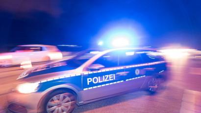 Bild: Patrick Seeger
Ein Polizeifahrzeug steht mit Blaulicht auf der Straße.