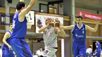 Bild: Büttner
Ondrej Stych (Mitte) tankt sich durch die Dresdener Defensive: Die Neustädter Basketballer gewannen souverän mit 86:66 gegen das Schlusslicht.