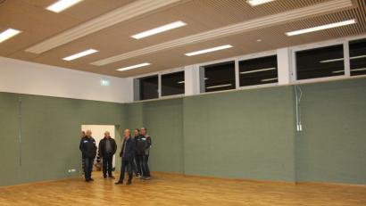 Bild: frd
Bei einer Besichtigung vergewisserten sich die Mitglieder des Gemeinderats vom Baufortschritt im künftigen "Haus der Vereine". Angesichts der Sporthalle mit einem „federnden Bodenbelag“ hätten die Ratsmitglieder am liebsten gleich den Sportdress angezogen.