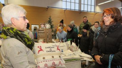 Bild: Hirsch
Marlene Zisler (links) bot beim Bauernmarkt ihre Handarbeiten an und stieß dabei auf großes Interesse.