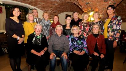 Bild: Hirsch
Bezirksvorsitzende Ursula Schroll (rechts) und Kreisvorsitzende Maria Karg-Pirzer (links) zeichneten langjährige BLLV-Mitglieder aus. Darunter Rosemarie Rappl, Günter Schmid, Gundelinde Dettenhofer-Holler und Cornelia Jäger (sitzend von links).
