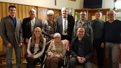 Bild: Kunz
Langjährige Mitglieder zeichnet der CSU-Ortsverband Hammerweg aus. Die Festrede hält Bürgermeister Lothar Höher (stehend, Mitte).