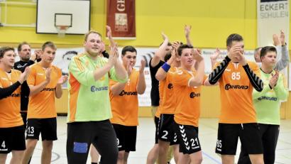 Bild: Hubert Ziegler
Applaus, Applaus! Die Handballer der HG Amberg verabschieden sich mit einem 32:24-Sieg im Spitzenspiel bei der HG Eckental in die Weihnachtspause.