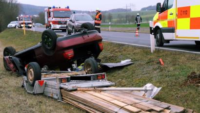 Bild: gf
Etwa drei Meter ragen die Bretter über die Ladefläche des Anhängers hinaus. Doch das war der Polizei zufolge wohl nur ein Grund für den Unfall auf der Staatsstraße 2040 am Samstagmittag.