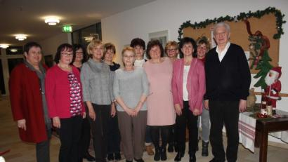 Bild: frd
Geschäftsführer Karl-Heinz Stoppa, stellvertretende Heimleiterin Anneliese Deyerl (vorne, von rechts) und Verwaltungsleiterin Michaela Mösbauer (links) zeichneten mehrere Mitarbeiter aus, die seit 10, 20 und 25 Jahren im Alten- und Pflegeheim tätig sind.