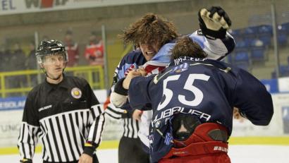 Bild: Georg Gerleigner
Die Blue Devils verloren am Sonntag beim EV Landshut mit 3:5. Mitte des zweiten Drittels lieferten sich Devils-Youngster Florian Lehner und der Ex-Weidener Marius Nägele (Nummer 55) einen Faustkampf.