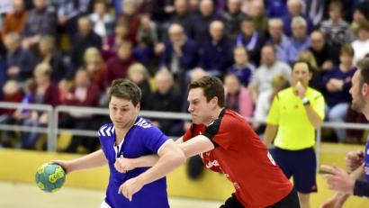 Bild: Hubert Ziegler
Der Auerbacher Spielertrainer Matthias Schnödt (links) musste immer wieder selbst die Initiative ergreifen und stand wieder fast die gesamte Spielzeit auf der Platte.