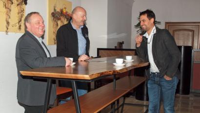 Bild: sön
Bei einer Tasse Kaffee danken Klosterdirektor Pater Christian Liebenstein und Verwaltungsleiter Jürgen Zach (von links) Schreinermeister Michael Bräu, der dem Kloster Ensdorf einen Stehtisch im Wert von 4500 Euro gespendet hat.