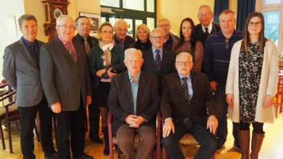 Bild: Bühner
Goldene Ehrenzeichen des VdK erhalten Erich Völkl und Erhard Kleber (sitzend, von rechts) bei der Sondersitzung des VdK-Kreisvorstands Weiden. Mit dabei auch Kreisvorsitzender Josef Rewitzer (links) und Kreisgeschäftsführerin Sarah Kellner (rechts).