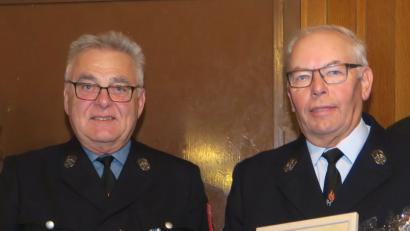 Bild: Hirsch
Franz Gebhard (links) und Richard Schmid (rechts) erhielten Urkunde und Geschenk für 60-jährige Treue zur FFW Gögglbach.
