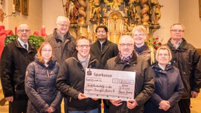 Bild: tkr
Zur Spendenübergabe in der Pfarrkirche Teunz trafen sich die Vertreter der Pfarrei Teunz (von links) Pfarrer Herbert Rösl, Christiane Hammer, Kirchenpfleger Josef Saller, Pfarrgemeinderatsvorsitzender Martin Pflug und Kaplan William Akkala mit den Vertretern des Vereins "Kinderkrebshilfe in der Region Oberpfalz-Nord". Der Erste Vorsitzende Herbert Putzer nahm zusammen mit seiner Stellvertreterin Frau Gunda Hagen, Kassier Hartmut Ordnung und weiteren Vereinsmitgliedern den Scheck entgegen