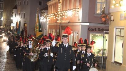Bild: mfh
Ohne den Festzug, der dem Gottesdienst und der Barbarafeier voraus ging, wäre das Fest der Heiligen Barbara, der Schutzpatronin der Berg- und Hüttenleute um einiges ärmer.