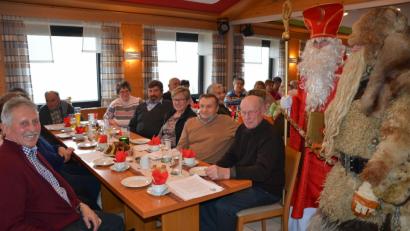 Bild: jr
Höhepunkt der Senioren-Adventfeier des vlf-Kreisverbandes war der Besuch von Sankt Nikolaus und Knecht Ruprecht, die vieles vom Jahresgeschehen zu berichten wussten. Den Senioren gefiels und genossen die besinnliche Einstimmung auf den Advent.