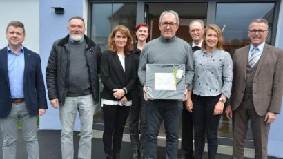 Bild: jr
Seit Ende Juni ist die Ingenieurgesellschaft Lehner + Baumgärtner in den neuen Räumen in der Mitterteicher Straße. Jetzt erhielten die Räumlichkeiten den kirchlichen Segen. Mit dabei waren (von links) die Geschäftsführer Wolfgang Meiler und Bernhard Baumgärtner, Monika Haas-Lehner, Pfarrerin Stefanie Schön, Ferdinand Lehner, Pater Helmut Stadermann, Tochter Miriam und Bürgermeister Franz Stahl.