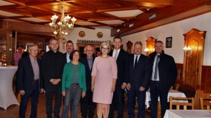 Bild: ds
Neben Gemeinderat, Gemeindebediensteten, Feuerwehr- und Vereinsvertretern gratulieren Roman Berr (Dritter von rechts mit künftiger Gattin) Landtagsabgeordneter Harald Schwartz, Landrat Richard Reisinger, Bürgermeister Winfried Franz, Zweite Bürgermeisterin Lydia Zahner, Bürgermeister Reiner Pickel, Pfarrer Markus Vedder und Altbürgermeister Georg Schmid (von rechts).
