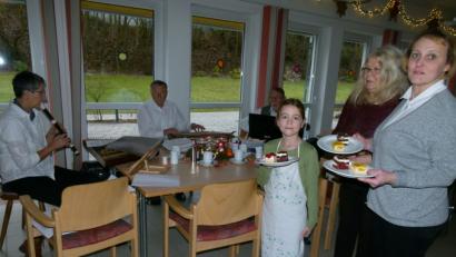 Bild: rn
Auch Ida, Enkeltochter von Heimleiterin Manuela Schusser, will beim Servieren dabei sein: Während die Stubnmusi weihnachtliche Lieder spielt, lassen sich die Bewohner des BRK-Seniorenheimes Kuchen schmecken.