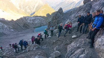 Bild: exb
Über ein steiles Geröllfeld zieht sich am dritten Tag der Aufstieg von der Memminger Hütte auf dem Weg ins Inntal.
