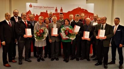 Bild: arw
Eingerahmt vom Vorstandsvorsitzenden Josef Pflaum, Landrat Andreas Meier (von links) und Vorstand Gerhard Hösl (rechts), wurde der Bürgerpreis 2018 an Markus Popp, Beate und Robert Götz, Johann Walbrunn, Michael Sporer (hinten), Albert Butscher und Karl-Heinz Kuschidlo (von links) überreicht.