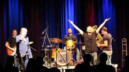 Bild: Dagmar Williamson
Auch, wenn man mal nicht muss: Monobo Son sind in ihrer Vielschichtigkeit gut verdaulich, ihre temporeiche Bühnenshow ist auch für Nicht-Fans eine Empfehlung.