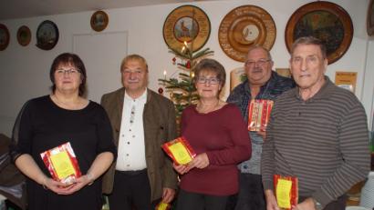 Bild: mmj
Schießleiter Reinhold Wild (Zweiter von rechts) und seine Stellvertreterin Claudia Süß (links) mit den besten Teilnehmern beim Christbaumschiessen. Johann Schraml (Zweiter von links) gewann den ersten Preis vor Marlene Kohlmaier und Dieter Goerke.