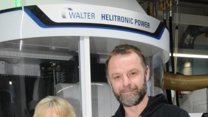 Bild: bey
Schirmherrin Elisabeth Wittmann erhält eine Spende von Firmenchef Joachim Bauer.