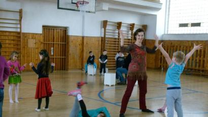 Bild: rn
Schulleiterin Lucie Straková motivierte die Schüler zu synchronen Bewegungen.