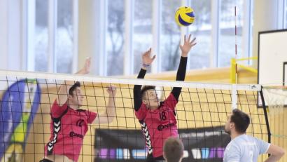 Bild: Hubert Ziegler
Der Amberger Zweierblock mit Wenzel Huber (links) und Julian Zoll bei einem Angriff des TSV Eibelstadt II. Der VC Amberg gewann sein Heimspiel mit 3:1 und hat nun sechs Punkte Vorsprung auf die Verfolger.