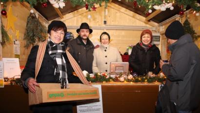 Bild: exb
Bürgermeisterin Ulrike Roidl (links) verkauft auf dem Weihnachtsmarkt Lose für den guten Zweck.