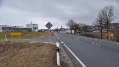 Bild: ak
Bei der Einmündung von der Staatsstraße 2665 in die Gemeindeverbindungsstraße nach Unterbruck gehen die Kastler auf Kollisionskurs mit dem Staatlichen Bauamt Amberg-Sulzbach. Sie halten an einer Linksabbiegespur fest und lehnen die Vorschläge der Behörde ab.