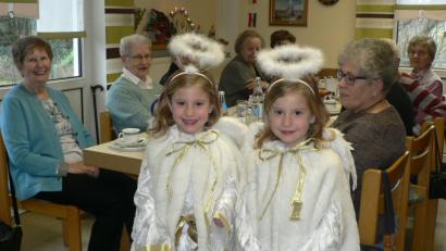 Bild: lep
Die beiden Engelchen Lea und Mia begeisterten mit ihrem Charme die Senioren. Die beiden Fünfjährigen zauberten ein Lächeln auf das Gesicht der Gäste.