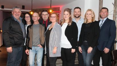 Bild: pi
Lena Federl (Fünfte von links) und Sabrina Wittmann (rechts daneben) freuen sich mit ihren Ehrengästen.