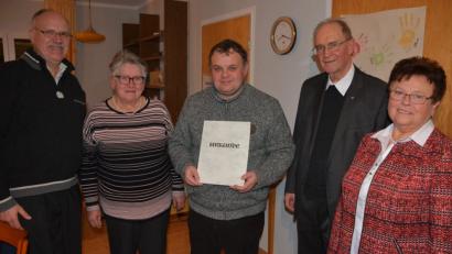 Bild: jr
Kaplan Dr. Matthias Nowotny (Mitte) ist neuer Präses der KAB Steinmühle. Mit im Bild (von links) Norbert Häckl und Renate Ziegler sowie (von rechts) Helga Haberkorn und Pater Helmut Stadermann.