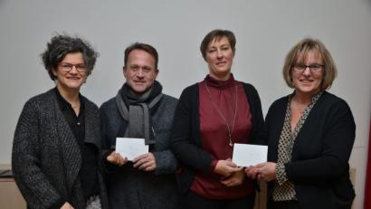 Bild: dob
Die neuen Frauenbundvorsitzenden Katrin Poschenrieder (links) und Edeltraud Götz (rechts) übergeben an Dekan Alexander Hösl und Claudia Kraus vom Walter-Siegert-Caritasheim Spenden.