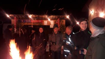 Bild: rdh
Jung und Alt waren zur Sonnwendfeier gekommen. Hier wärmen sich einige der Besucher an einer von drei Feuerstellen auf.