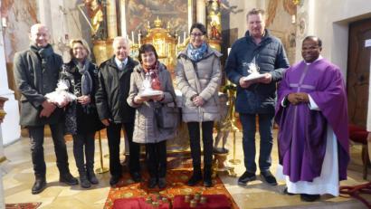 Bild: jow
Die Ehejubilare (von links) Petra und Willibald Donhauser (25 Jahre), Marianne und Josef Fruth (50 Jahre) sowie Marianne und Johann Gebhard (30 Jahre) mit Pfarrer Moses Gudapati.