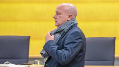 Bild: Armin Weigel/dpa
Joachim Wolbergs (SPD), der suspendierte Oberbürgermeister von Regensburg, steht im Verhandlungssaal des Landgerichts. Wolbergs muss sich vor dem Gericht wegen Vorteilsannahme und Verstoß gegen das Parteiengesetz verantworten.