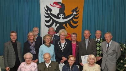 Bild: Dobmeier
Die Auszeichnung langjähriger Mitglieder stand im Mittelpunkt der „Schlesischen Weihnacht“. Hans Grabs (sitzend, Zweiter von links) ist 65 Jahre Mitglied. Mit ihren 100 Jahren ist Annemarie Ziegler (rechts daneben) noch aktives Mitglied. Die Weihnachtsgedanken spricht erstmals Stadtpfarrer Markus Schmid (links).