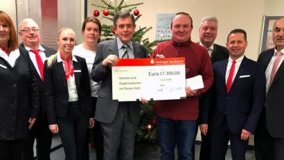Bild: mef
Edith Kulisch, Ulrich Höcker, Magdalena Simon und Therese Heufling (von links) freuten sich in der Flosser Sparkasse, dass Pfarrer Max Früchtl und Wolfgang Bock (Bildmitte) stellvertretend den Spendenscheck der Vereinigten Sparkassen mit 17.300 Euro entgegennehmen durften. Die Vorstände Josef Pflaum und Gerhard Hösl (von rechts) stellten die Wichtigkeit der Lebensqualität vor Ort heraus, wozu die Sparkasse beitragen wolle. Bürgermeister Günter Stich (dritter von rechts) wusste diese Unterstützung besonders zu würdigen.