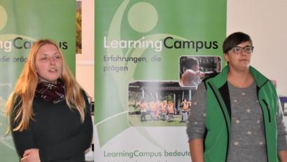 Bild: rgr
Sabrina Schwabl (links) und Quartiersmanagerin Anna Lehner (rechts) berichten von den Aktionen der Sozialen Stadt und dem Mehrgenerationenhaus.