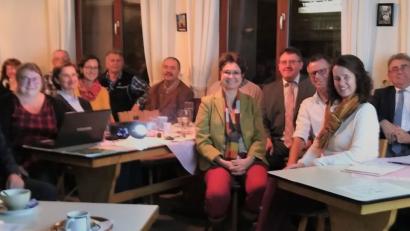 Bild: mma
Interessierte Teilnehmer des AOVE-Abends zur Gemeinwohl-Ökonomie mit der Münechner Referentin Andrea Behm (sechste von rechts).