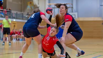 Bild: gud
Die agile Yvonne Eckl (Nummer 11) konnte hier nur mit unfairen Mitteln gebremst. Die Oberviechtacher Handballerinnen waren am Ende dennoch erfolgreich.