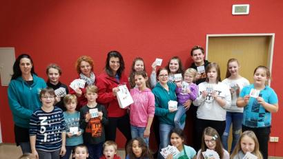 Bild: exb
Viele schön verzierte Geschenkanhänger überreichte das Jugendrotkreuz Erbendorf mit den Gruppenleiterinnen Monika Stahl (Siebte von rechts stehend) und Tanja Heider (links) an die BRK-Pflegedienstleitung Tanja Weiß (Siebte von links stehend), sowie Teamleitung Steinwald Heidi Ohnemüller (Fünfte von links stehend) der Ambulanten Pflege des Kreisverbandes Tirschenreuth im BRK.