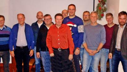 Bild: zer
Sie gründen die neue Eisstöckabteilung (von links): Klaus Horn, Bürgermeister Michael Bauer, Andreas Fichtner, Albert Koller, Karl Heinz Ströbert, Christian Müller, Johann Hilburger, Helmuth Jarczak, Mario Hönig, Stephan Schieder und Josef Schiesl.