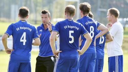 Bild: zg
Trainer Martin Kratzer gibt seinen Spielern Anweisungen: Beim Oberpfalz-Medien-Cup traut Kratzer seiner Mannschaft einiges zu.