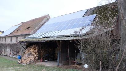 Bild: do
Denkmalschutz und Energienutzung sind manchmal unvereinbar. Diese Meinung vertritt der Speinsharter Gemeinderat angesichts des Vorhabens von Karl-Werner-Schramm, nicht nur auf seinen denkmalgeschützten Gebäuden in Münchsreuth die Photovoltaiknutzung zu erweitern, sondern auf dem Grundstück auch einen PV-Gartenzaun aufzustellen. Vor allem Letzterer stört das Gremium.