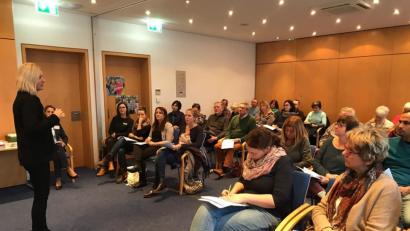 Bild: Christina Gerl/Stadt Amberg
Die Referentin Dorothea Rau-Lembke gibt ihren Zuhörern wichtige Tipps für den Umgang mit traumatisierten Geflüchteten.