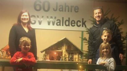 Bild: hl
Kinder als Glücksfeen ziehen Sabine Kade als Gewinnerin der Weihnachtskrippe. Fördervereinsvorsitzender Stefan Kuchenreuther (hinten von links) gratuliert zum Preis.