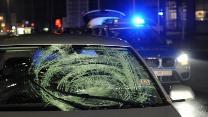 Bild: gf
In die Windschutzscheibe des VW Polo prallte der Fußgänger, der auf der Regensburger Straße plötzlich auf die Fahrbahn gewankt und von dem Wagen erfasst worden war.